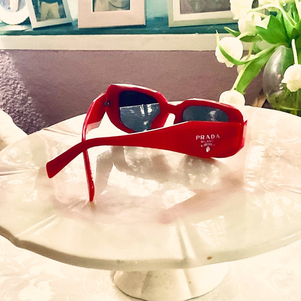 STRIKING PRADA EXCELLENCE!
NEVER WORN.  LIKE NEW - Picture 4 of 7